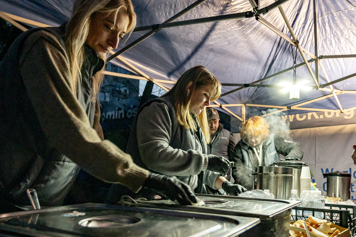Гаряча їжа в холодну ніч