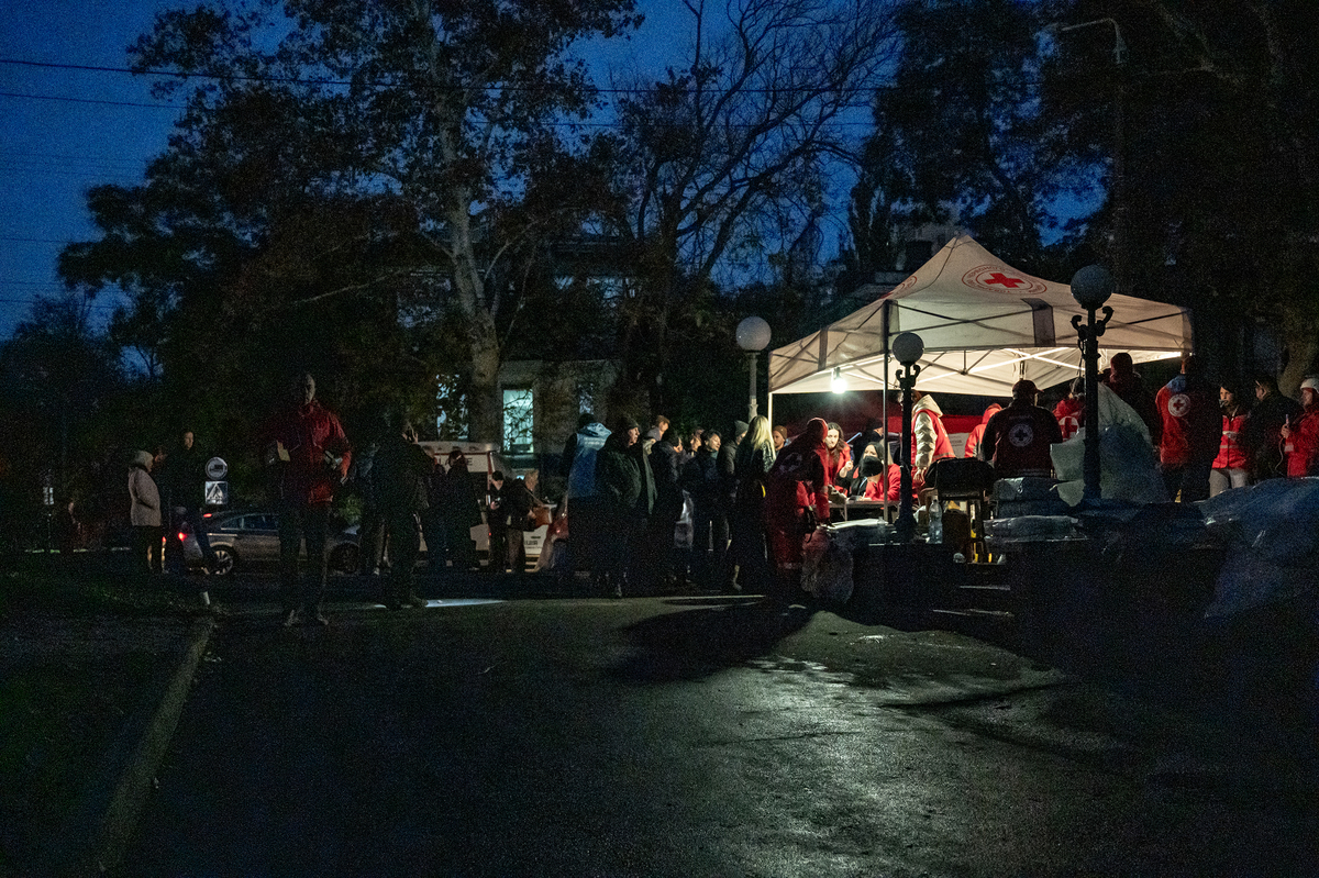 Світло намету серед темряви