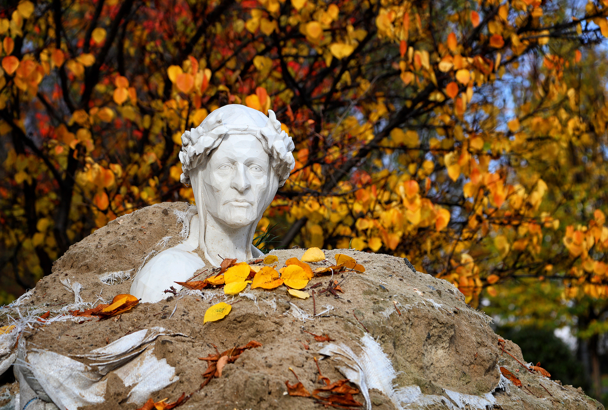 Пам`ятник італійському поету Данте Аліг`єрі обкладений мішками з піском для запобігання руйнуванню після російських обстрілів.