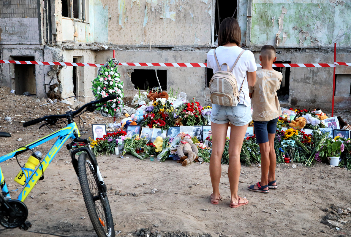 Меморіал біля житлового будинку, в який влучила російська ракета. Київ, липень 2025.
