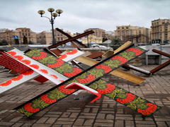 Українсьі протитанкові їжаки на Майдані Незалежності під весняним снігом.