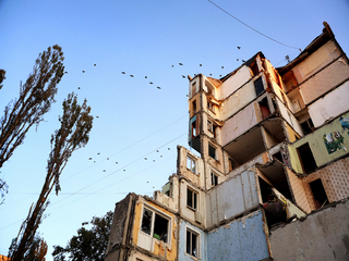 Житловий будинок після влучання російської ракети. Київ, липень 2025.