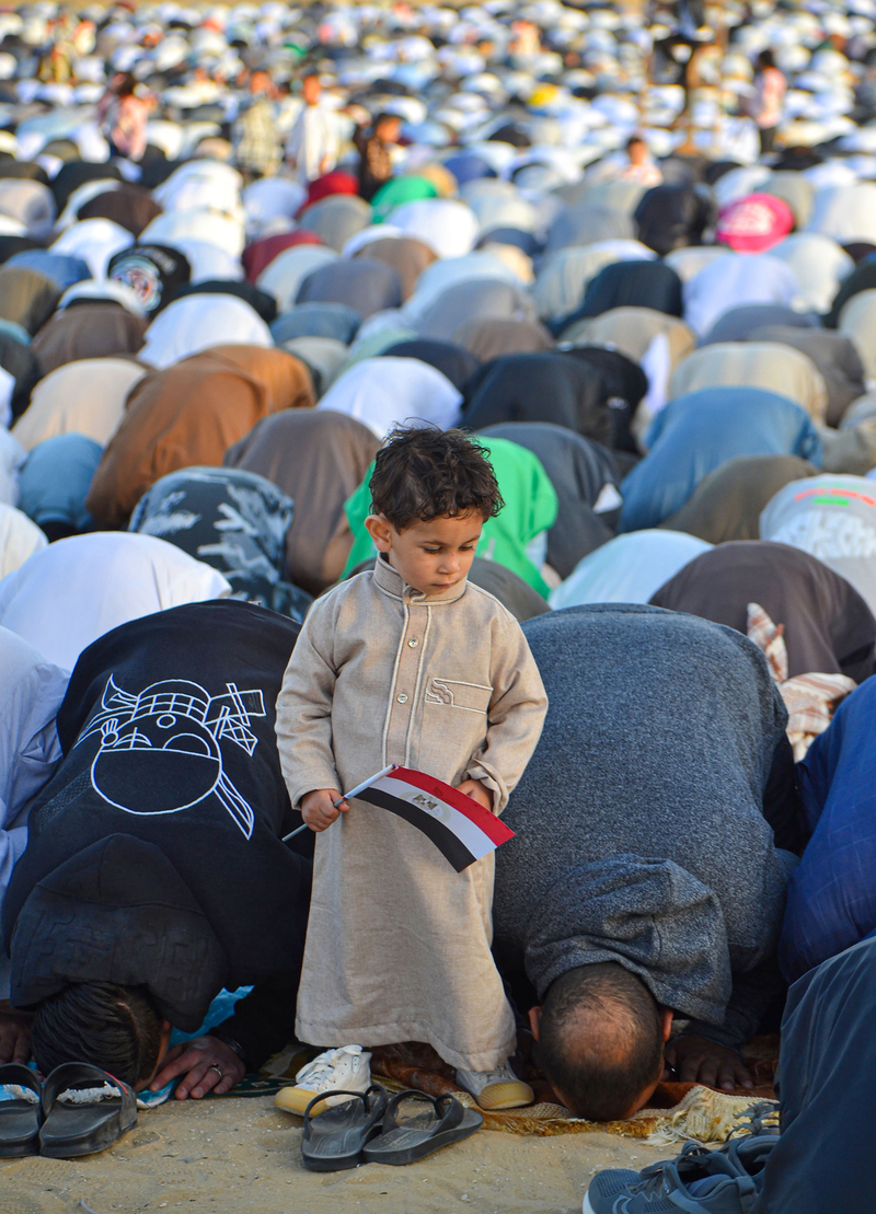 طفل يأمن المصليين