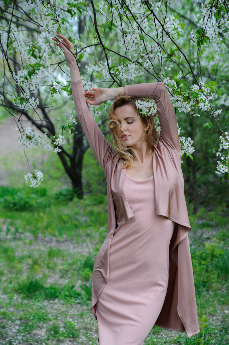 Дівчина весна