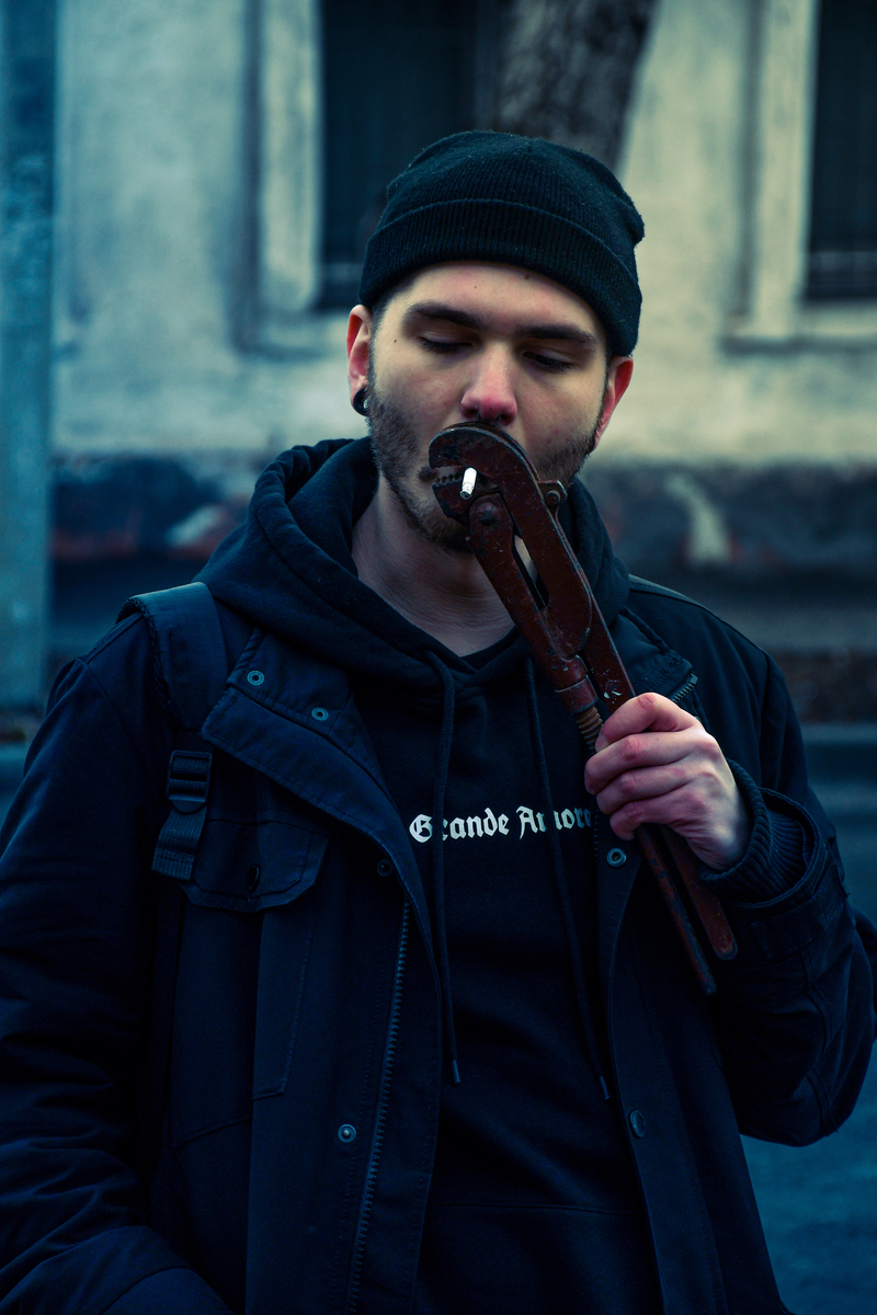 Молодий слюсар