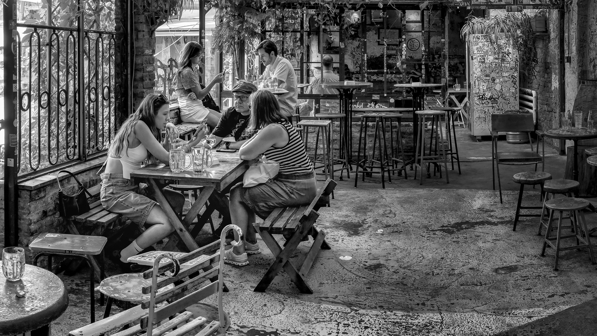 DENTRO DE UN RUIN BARS