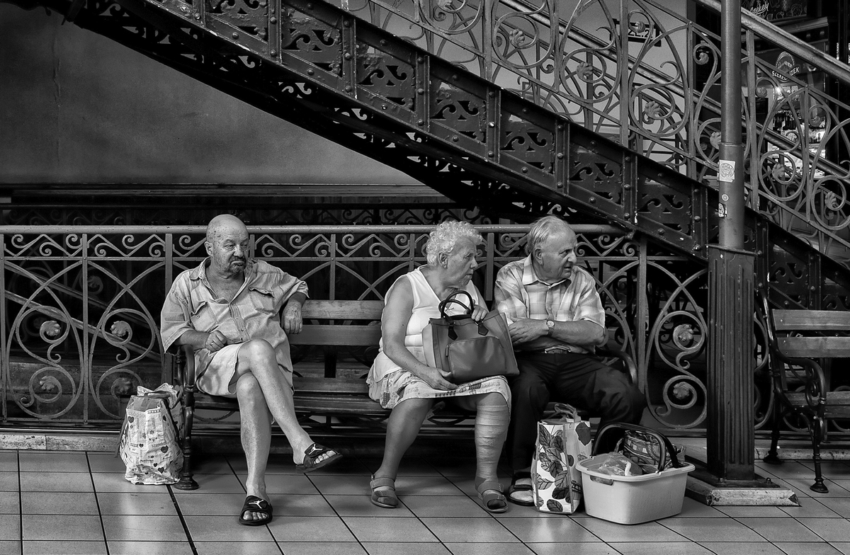 SENTADOS TRAS LA COMPRA