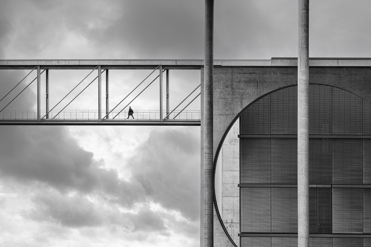 Suspendue près du Cercle