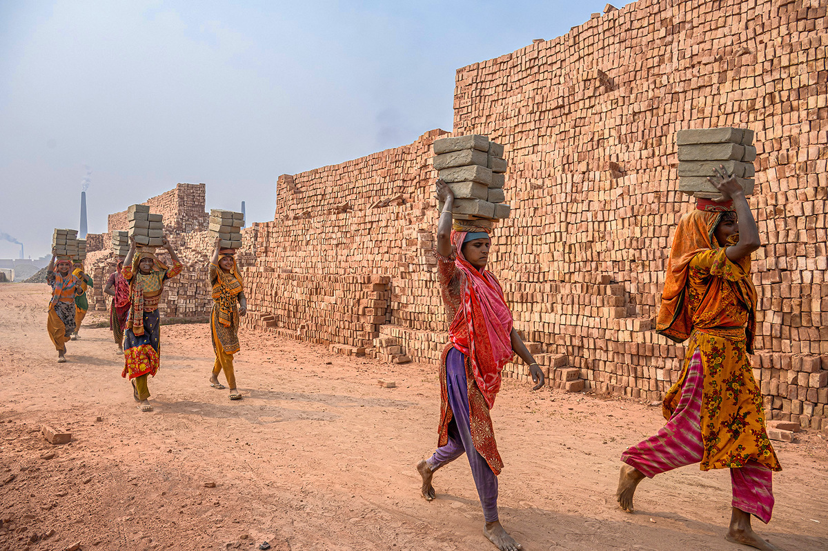 Women Carrying Bricks 0580