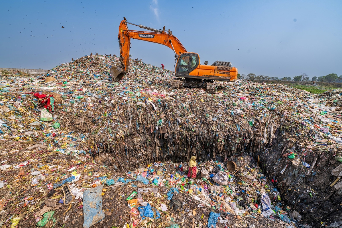 Culling Plastic in Landfills 7067