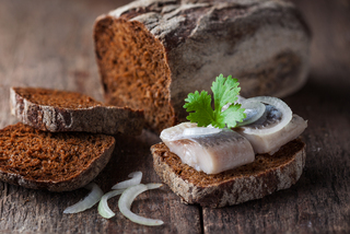 Gagmonia of tbread with fishaste