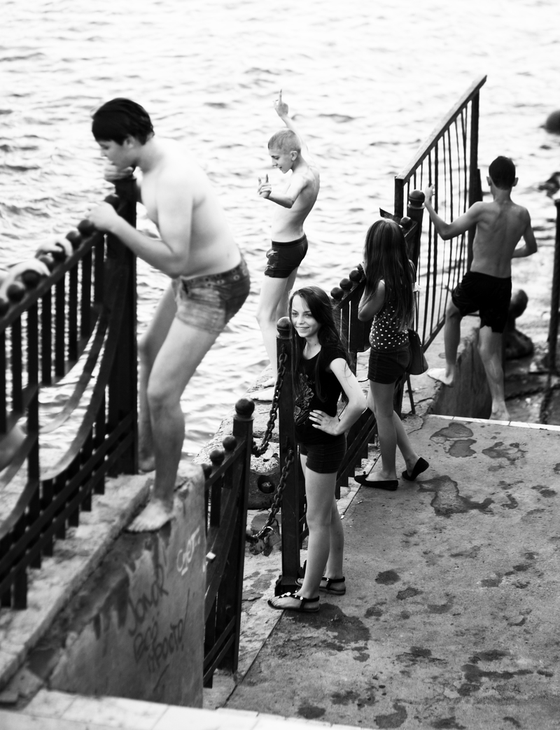 Дети, играющие на пристани