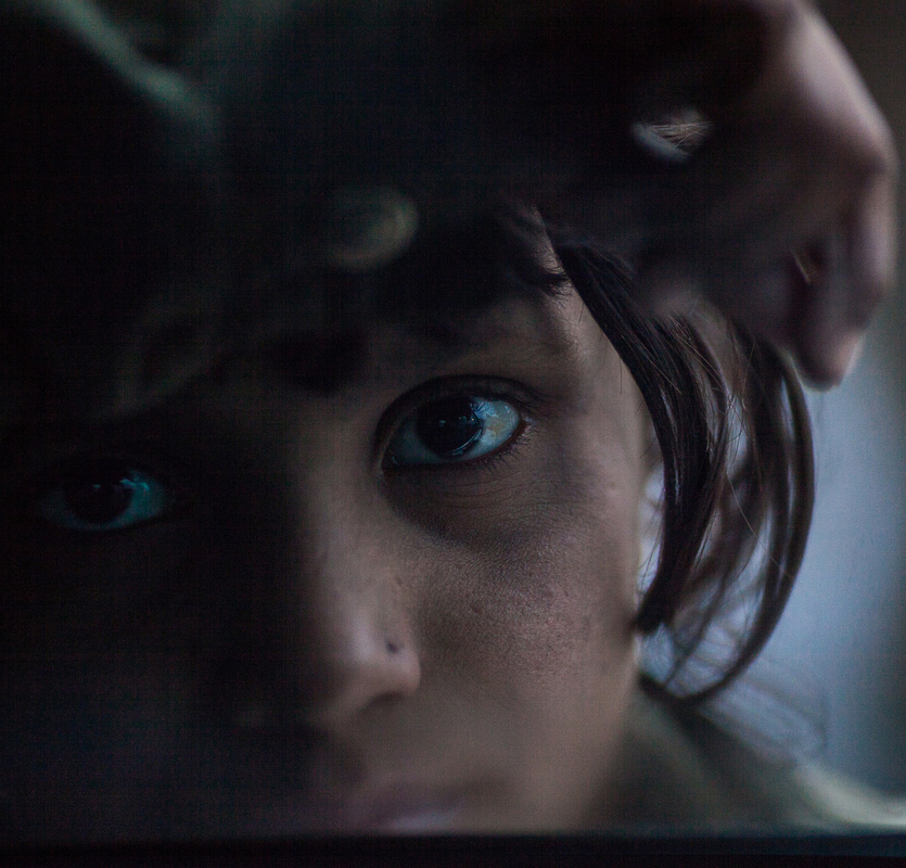 Мальчик просит есть у пассажиров такси