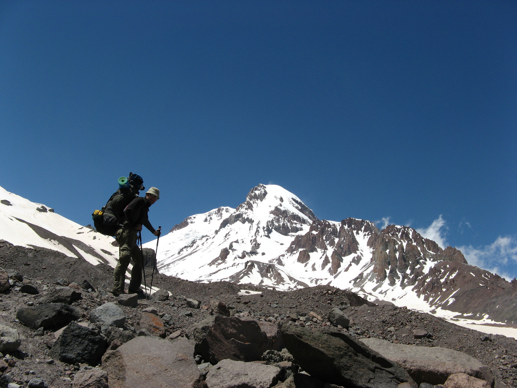 Попереду Казбек