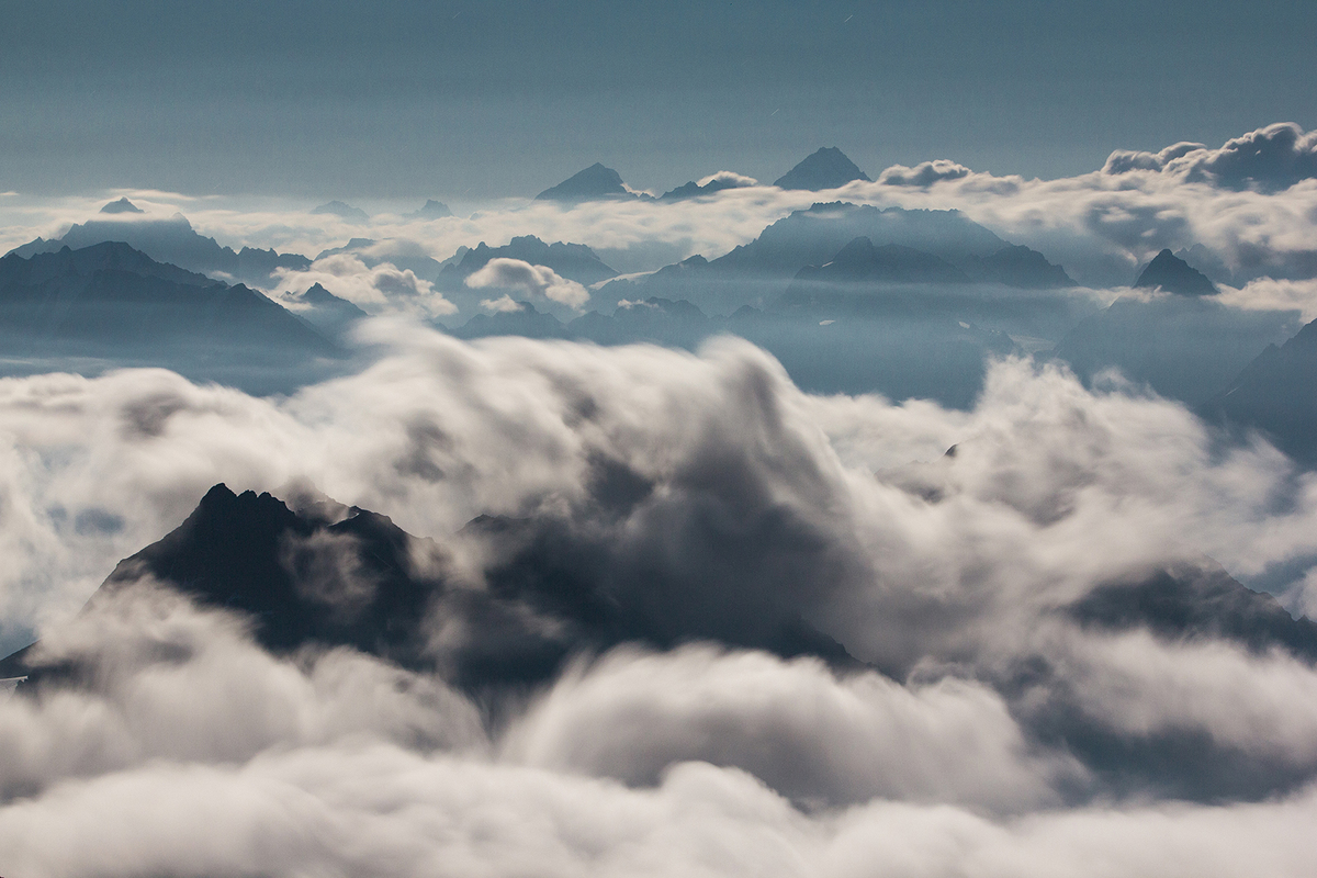 Лунной ночью освещая 