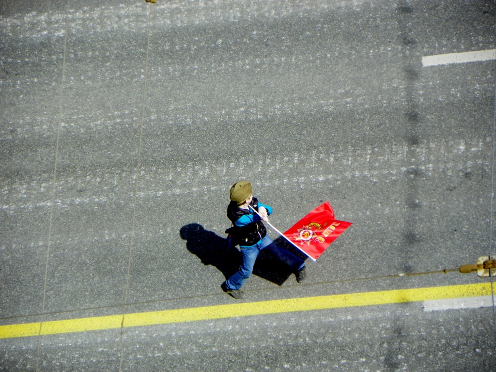 Мальчик с флагом