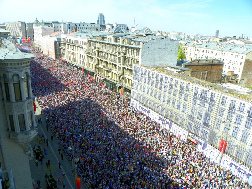 Улица заполнена людьми