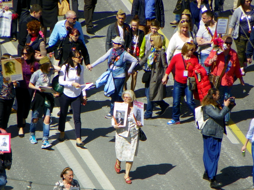 Женщина с двумя портретами