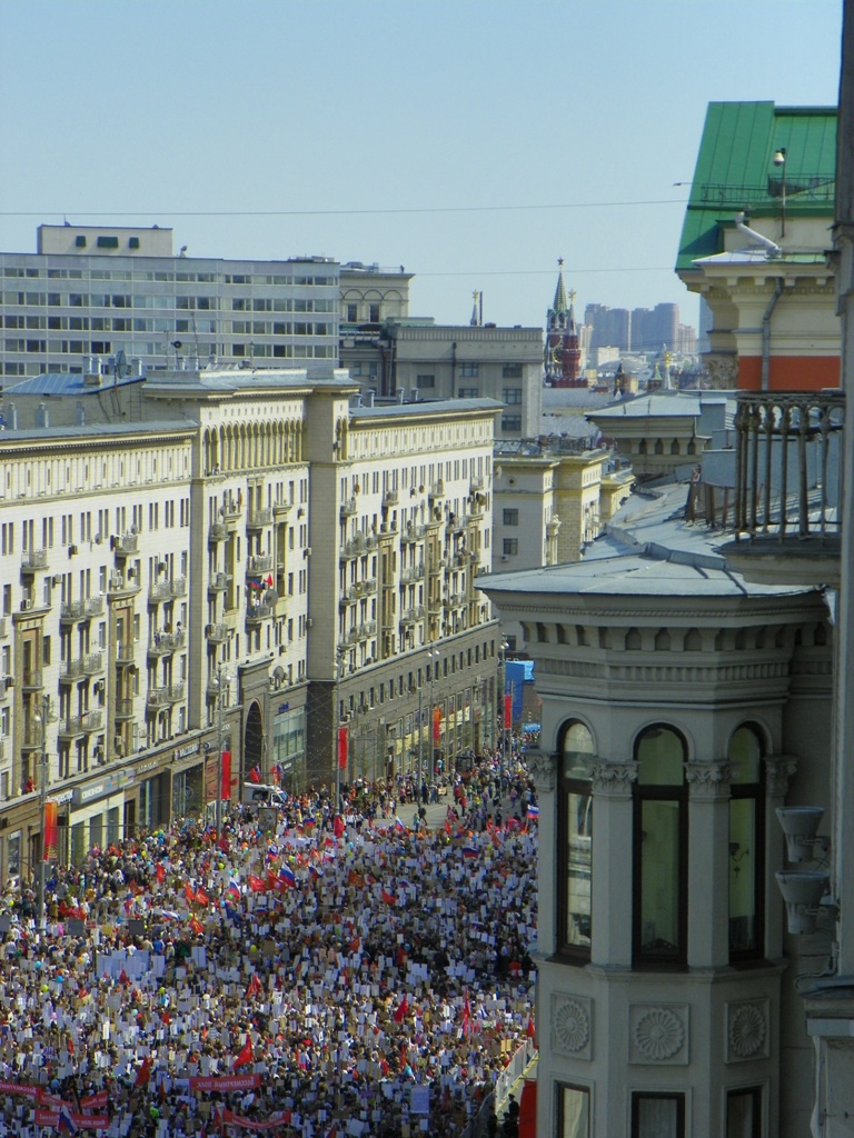 Колонна движется к Красной площади