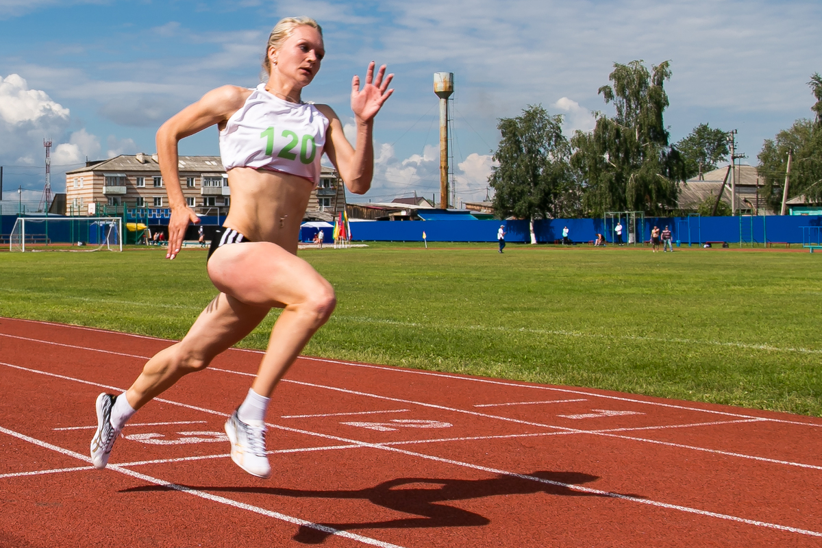 бег девушки