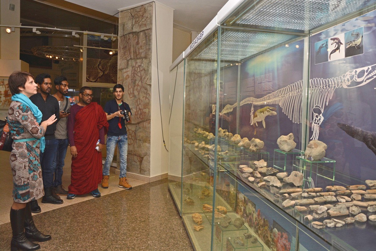 Я поведу тебя в музей...