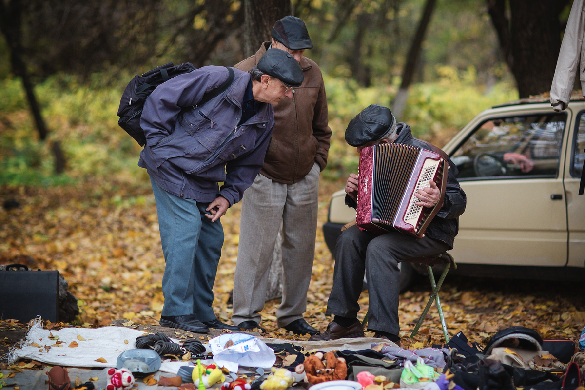 Меломаны на барахолке