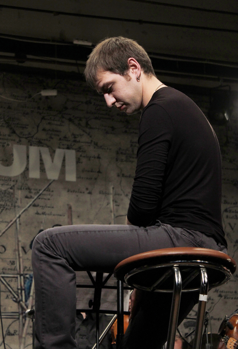 Дирижер. Пауза.