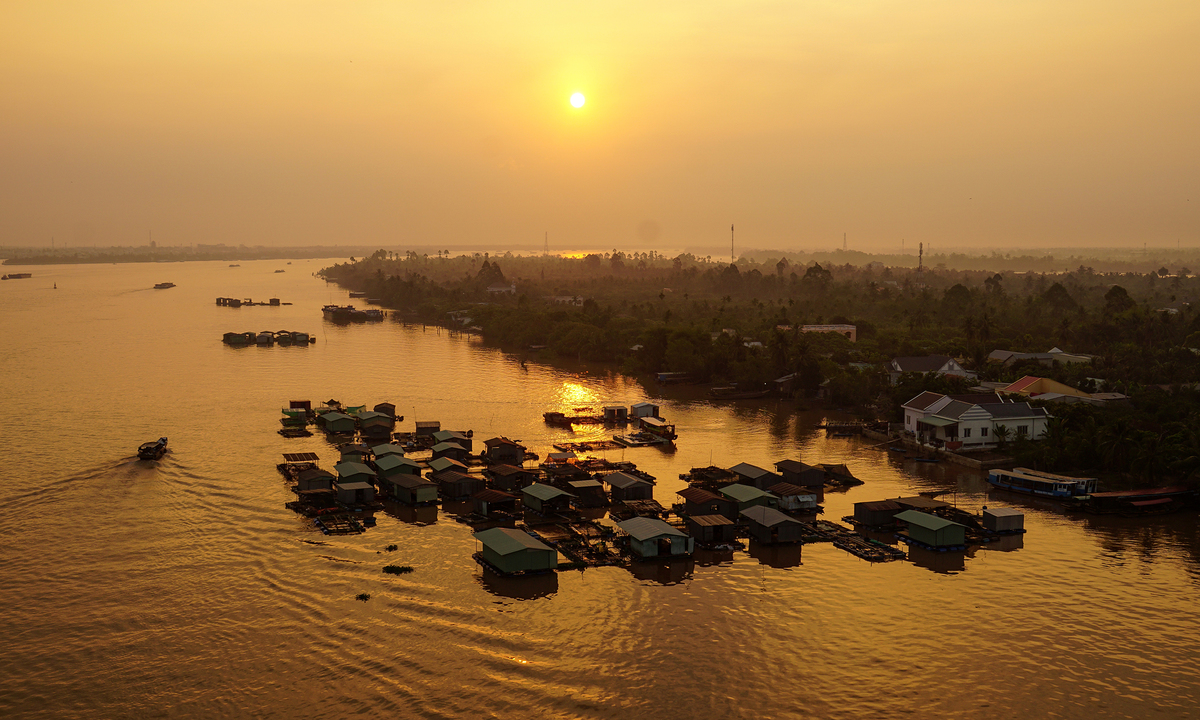 01-NANG SOM TREN SONG