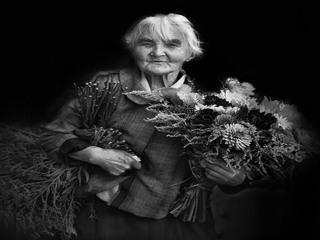 Бабуся з квітами