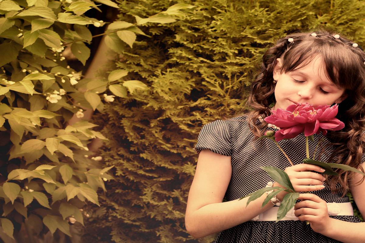 Девочка с пионом