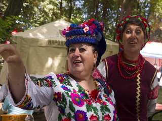 Пісня (учасниці ансамблю Миронівського Інститут Пшениці на святі гончарства в Опішні)