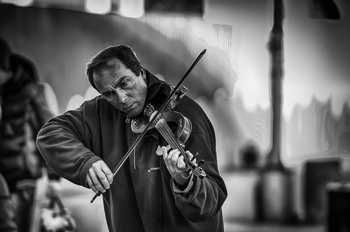 УЛИЧНЫЙ СКРИПАЧ . . .