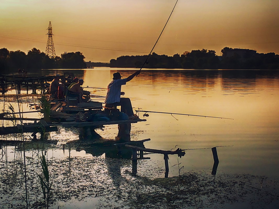 НА ВЕЧЕРНЕЙ ЗОРЬКЕ . . .