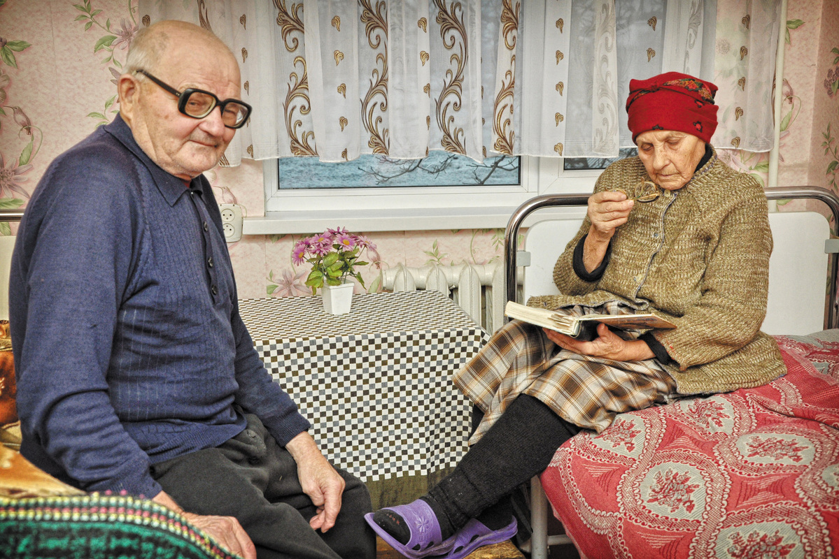 У будинку престарілих