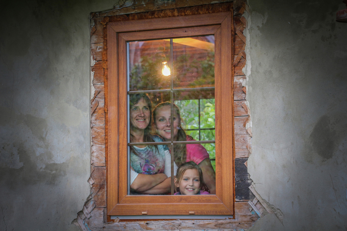 три девицы под окном...