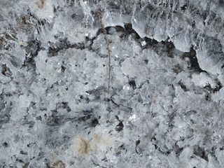 Оксид алюмінію (окис на поверхні старої сковородки)