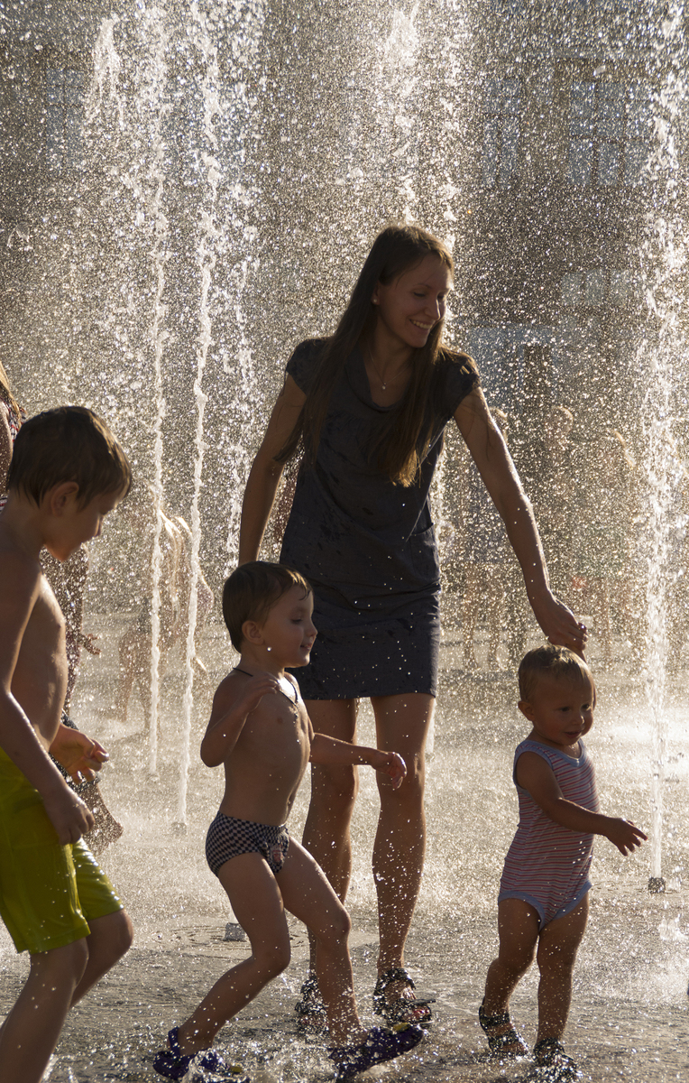 Материнство (фонтан на Поштовій площі,2016)