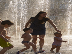 Материнство (фонтан на Поштовій площі,2016)