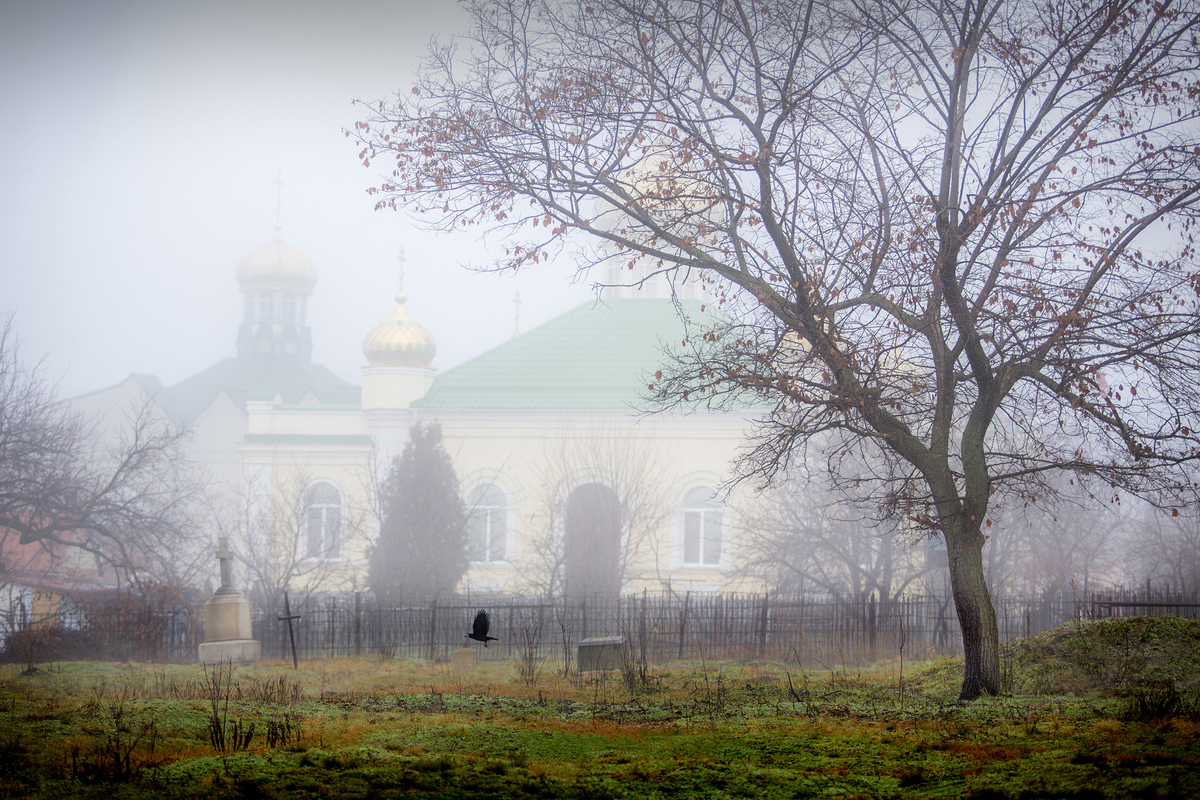 2. КРЕСТ ДЕРЕВЯННЫЙ ИЛЬ ЧУГУННЫЙ - НАЗНАЧЕН НАМ В ГРЯДУЩЕЙ МГЛЕ..