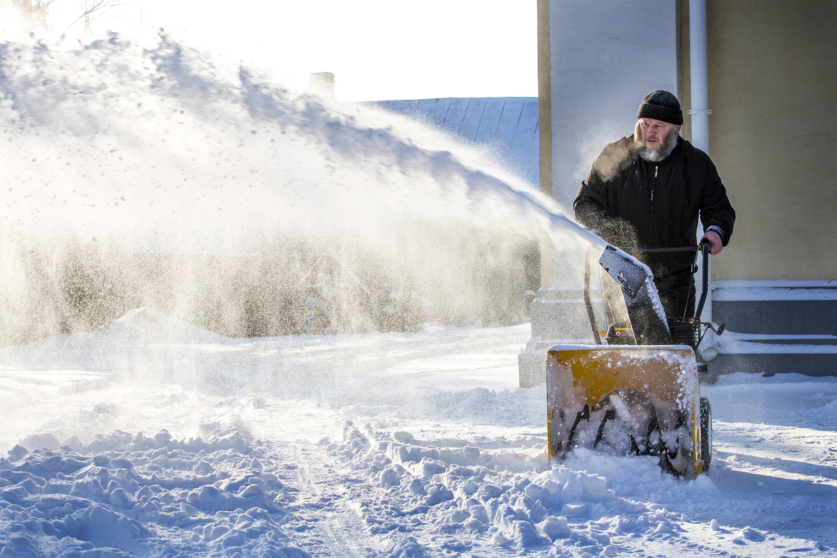 3. Отец Николай у храма.