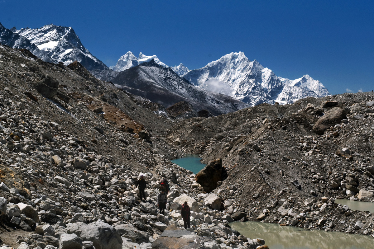 crossing ngozumba glacier 02