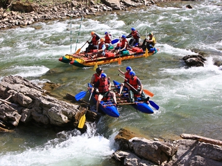 На страховці.