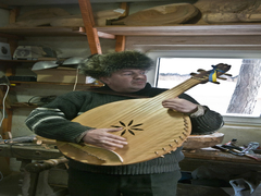 Майстер, який виготовляє бандури