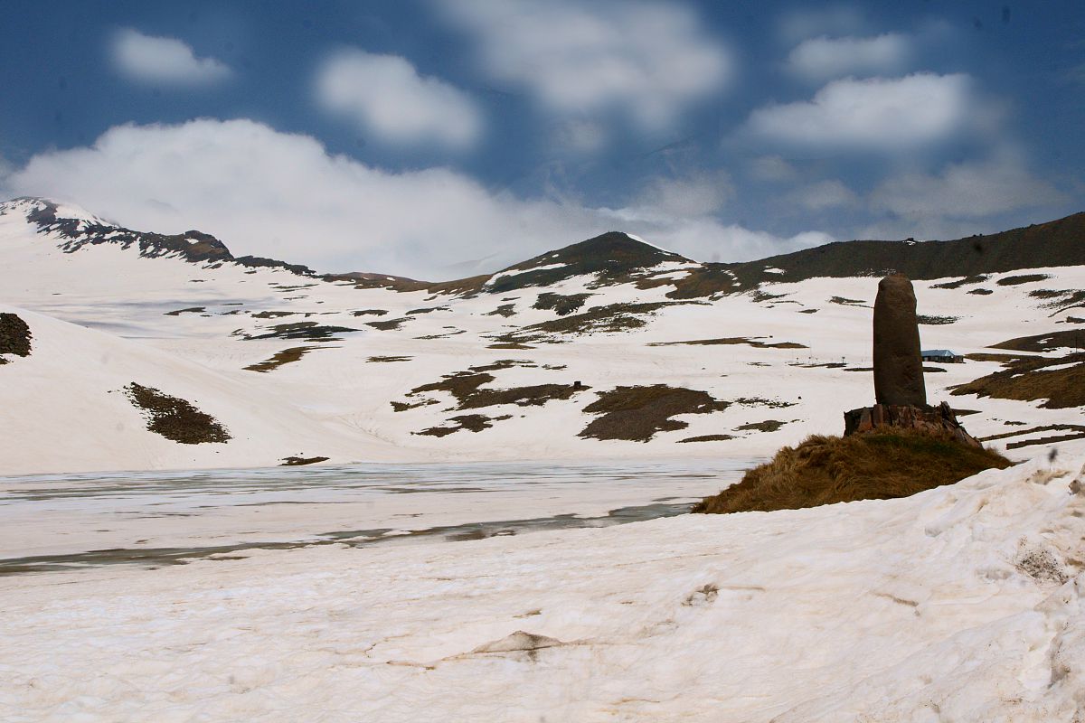 Горное озеро Кари у подножья Арагаца