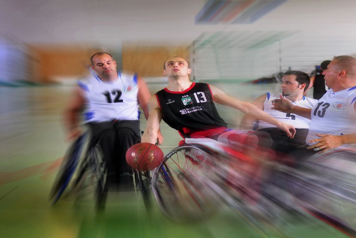 Basketball in wheelchairs 1