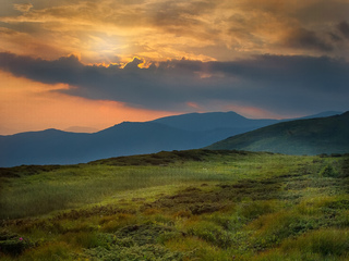 Ходить вечір в горах