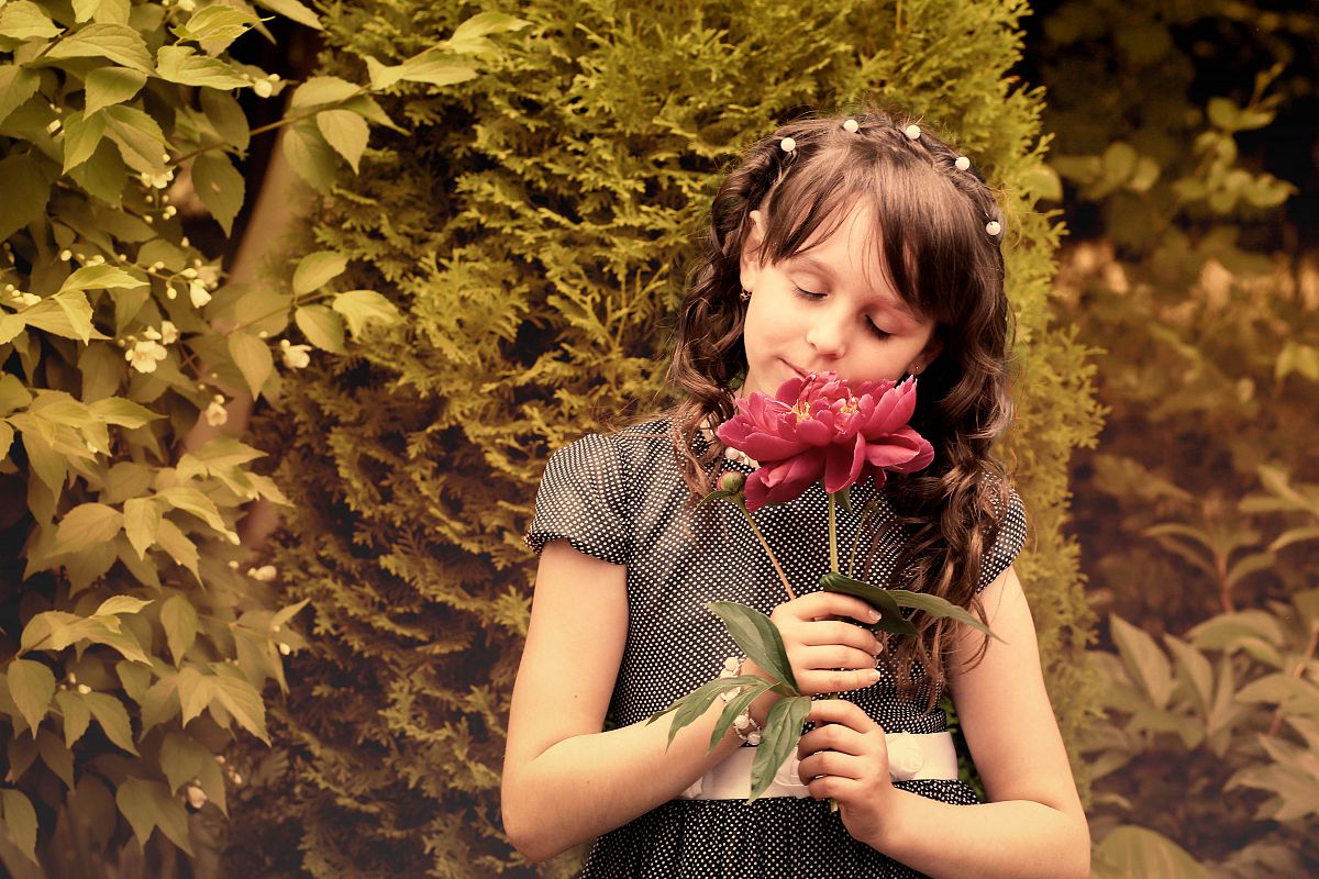 Девочка с пионом