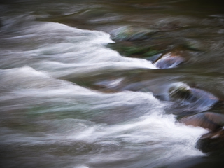 Тече вода, тече бистра...