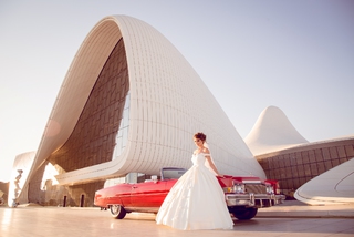 Свадебное платье и красный автомобиль