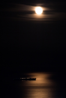 Луна и корабль